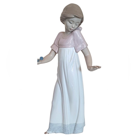 Vintage Lladró Nao porcelain figurine titled 